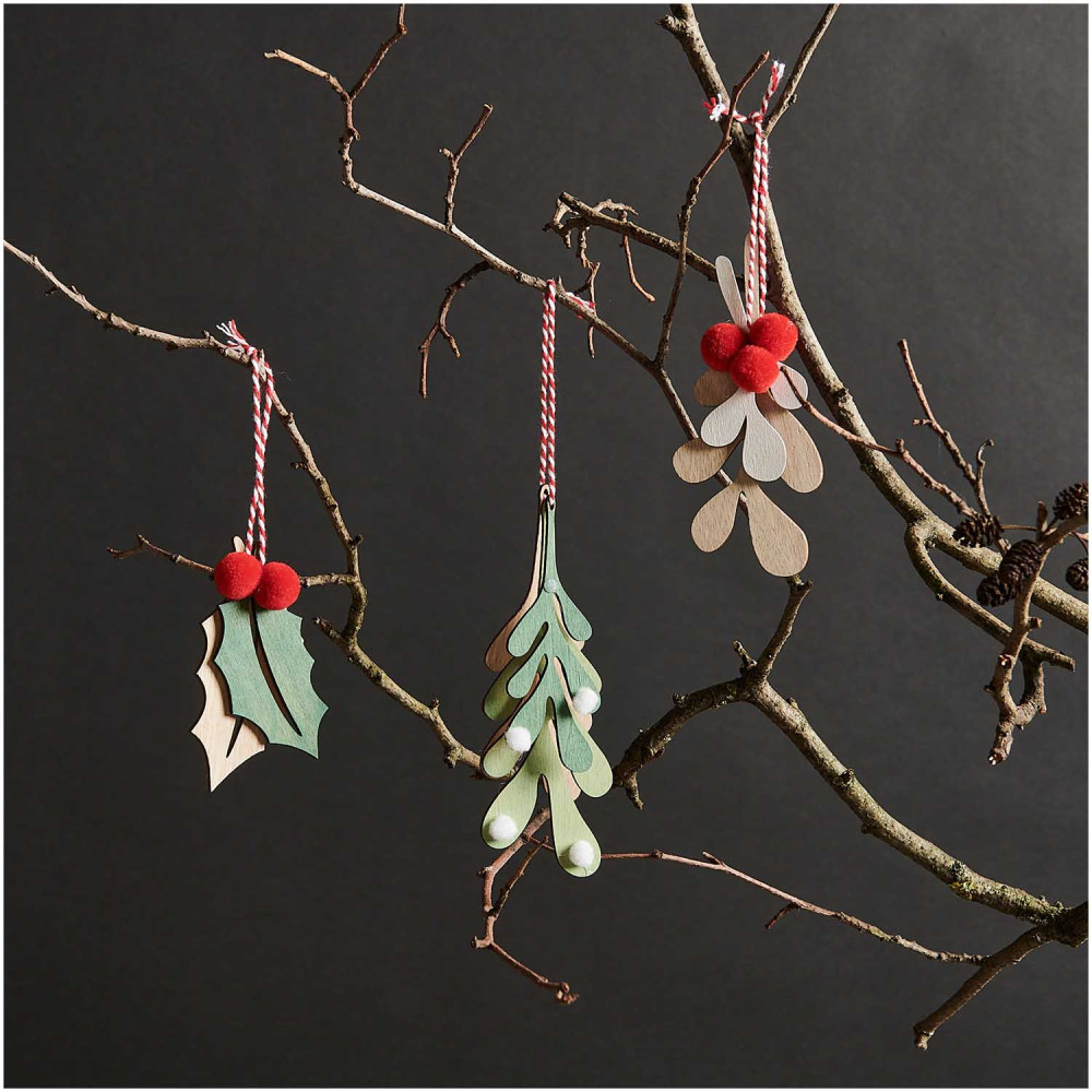 Wooden pendant, Holly with pompoms - Rico Design - 8,5 x 7 cm