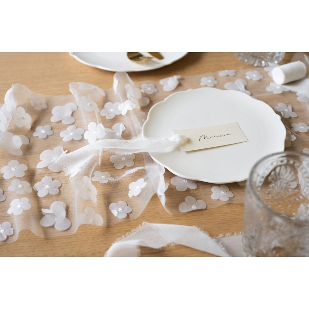 Table runner Flowers - white, 26 x 500 cm